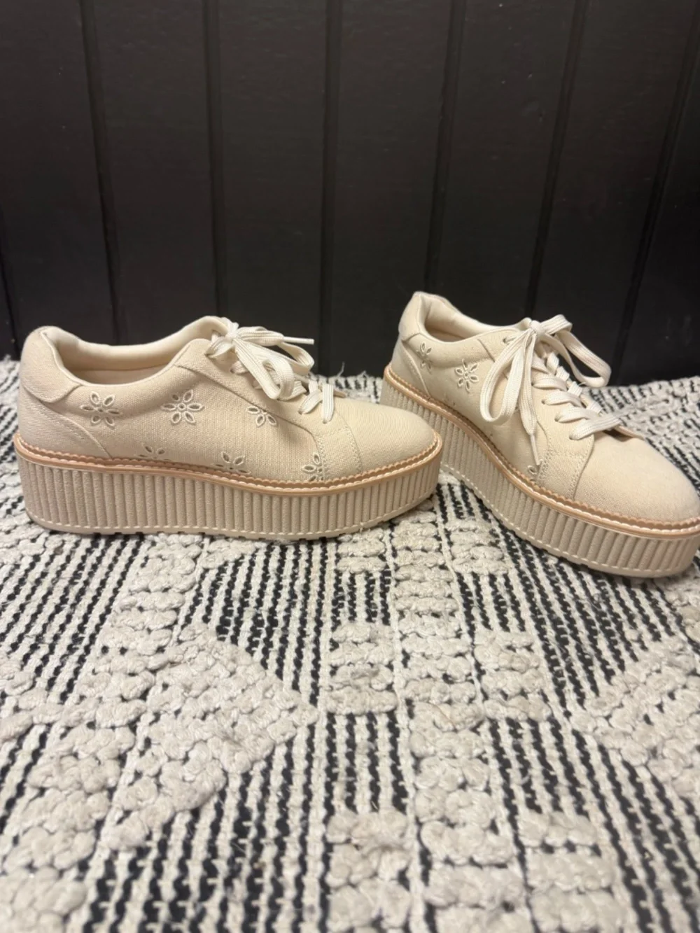 DV Dolce Vita Brin Canvas Eyelet Platform Sneakers Cream Floral Womens Size 9